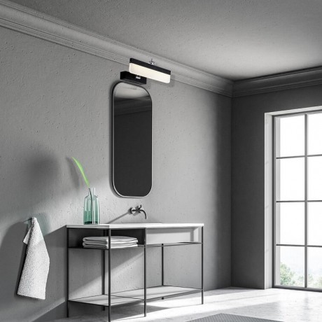 Kinkiet MiLAGRO Beam o barwie neutralnej 4000K nad lustrem w łazience