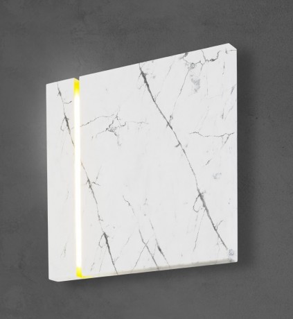 Kinkiet MiLAGRO by Maciej Zień na tle ściany 