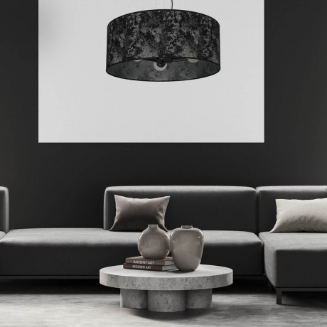 Lampa wisząca z kolekcji Satino MiLAGRO w salonie nad stolikiem 