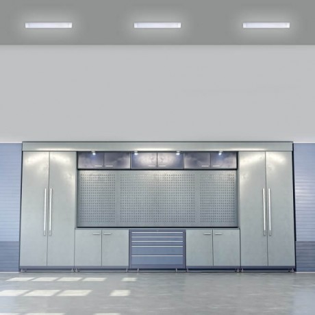 Oświetlenie sufitowe techniczne w pomieszczeniu przemysłowym 