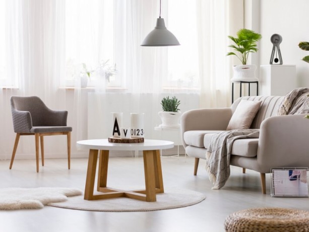 Salon z dużymi przeszkleniami i jasnymi kolorami