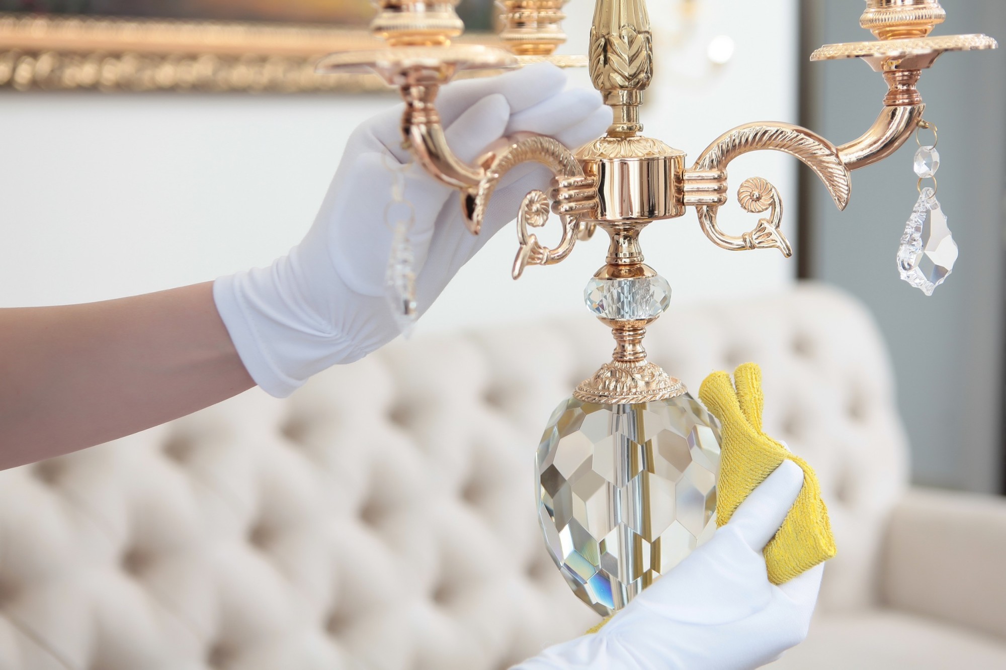 Czyszczenie wiszącej lampy kryształowej