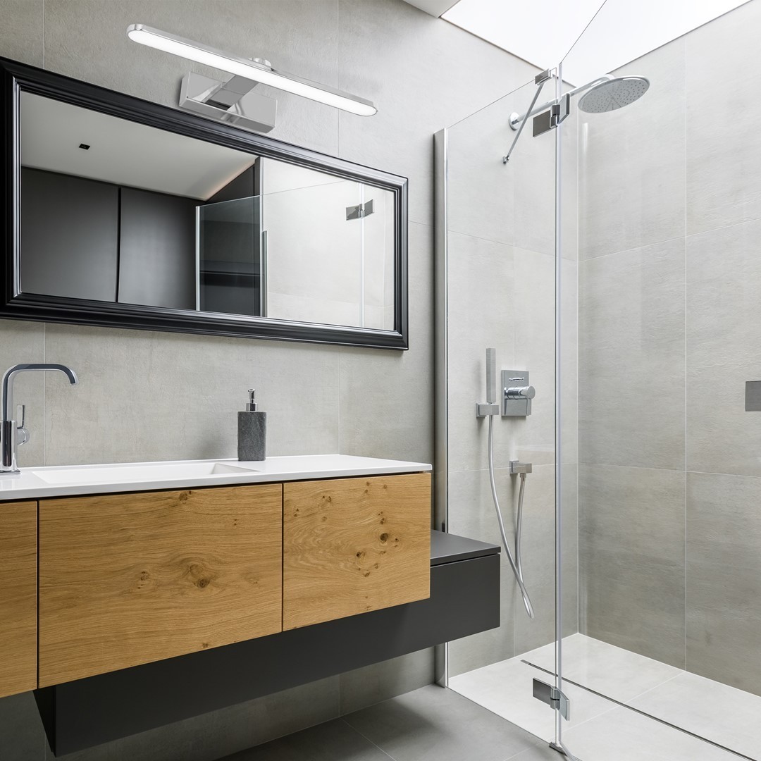 Kinkiet MiLAGRO Splash Chrome nad lustrem w małej łazience - aranżacja