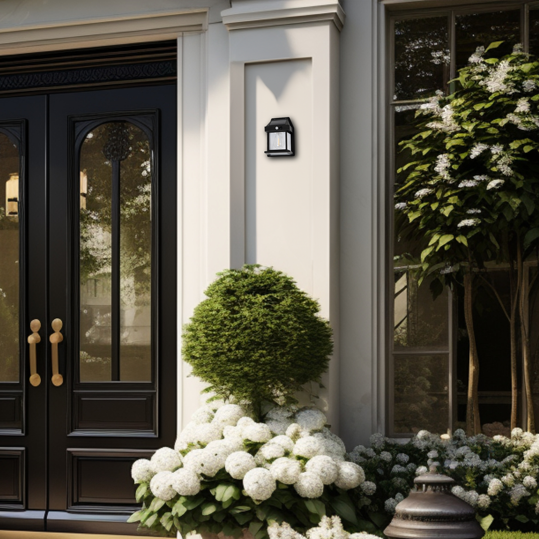 Kinkiet solarny Eko-Light Filo obok drzwi wejściowych