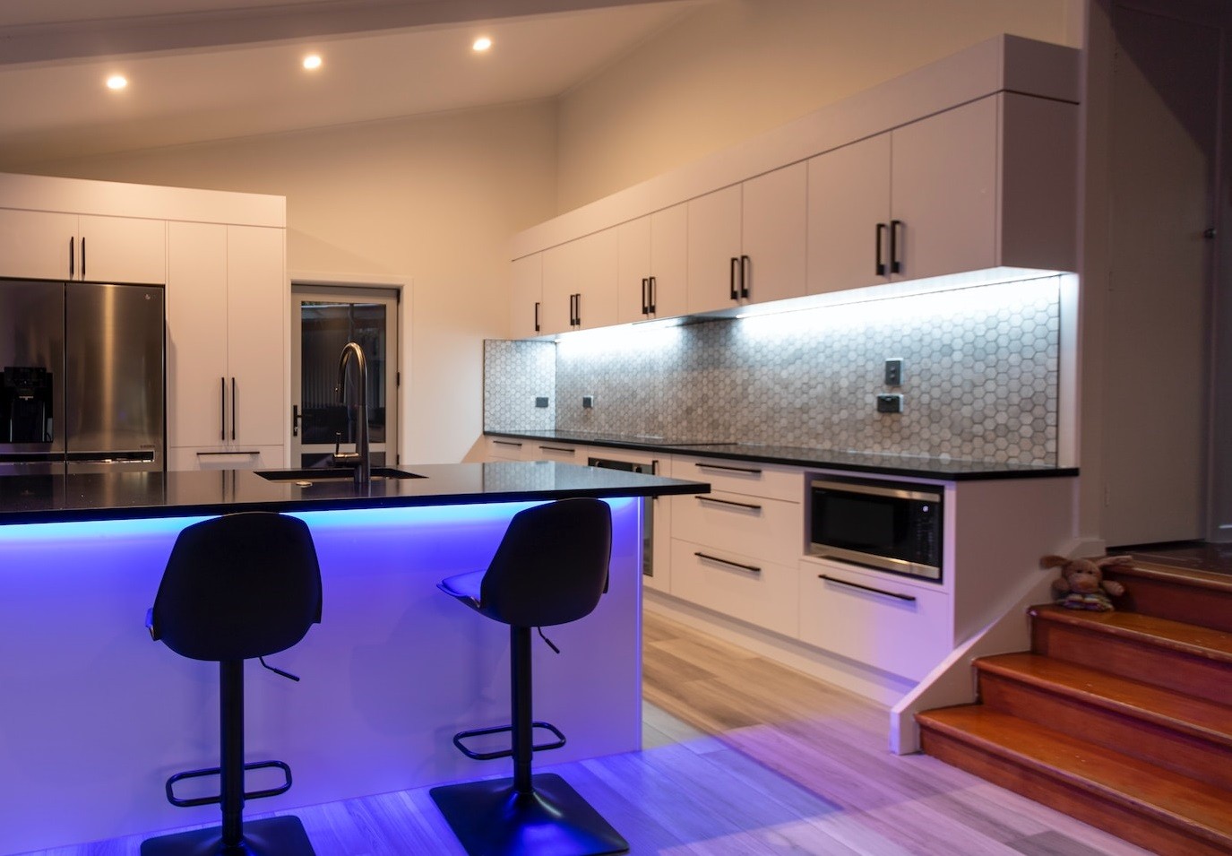 Kuchnia z podświetlonym blatem
