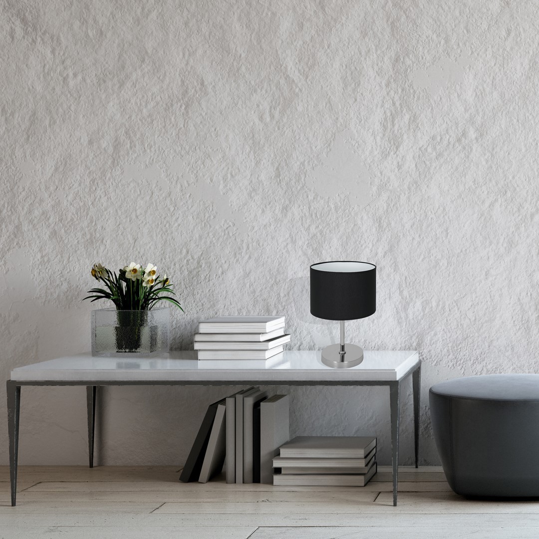 Lampa stołowa MiLAGRO Casino Black na stoliku w salonie