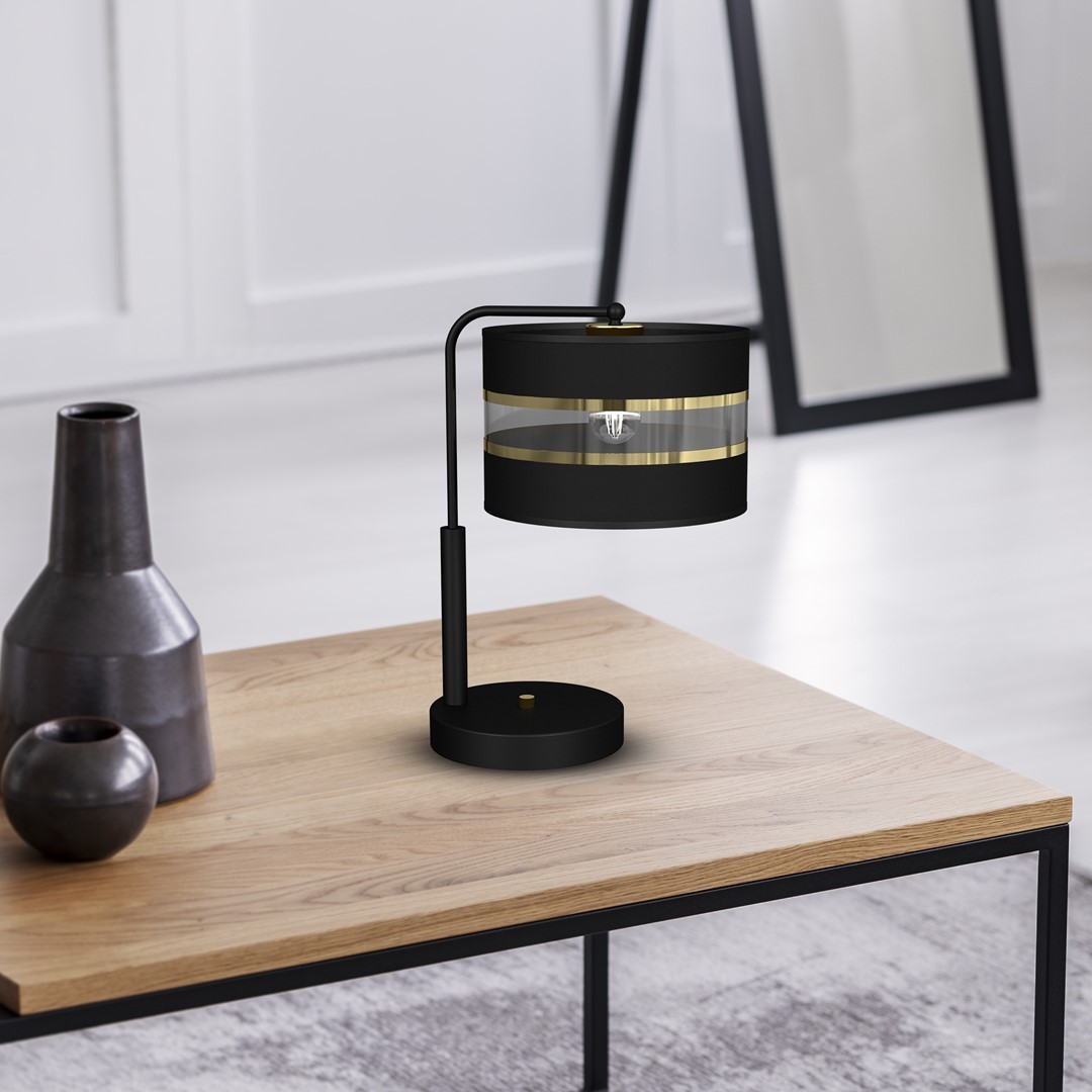 Lampa stołowa MiLAGRO Ultimo Black na stoliku w salonie - aranżacja