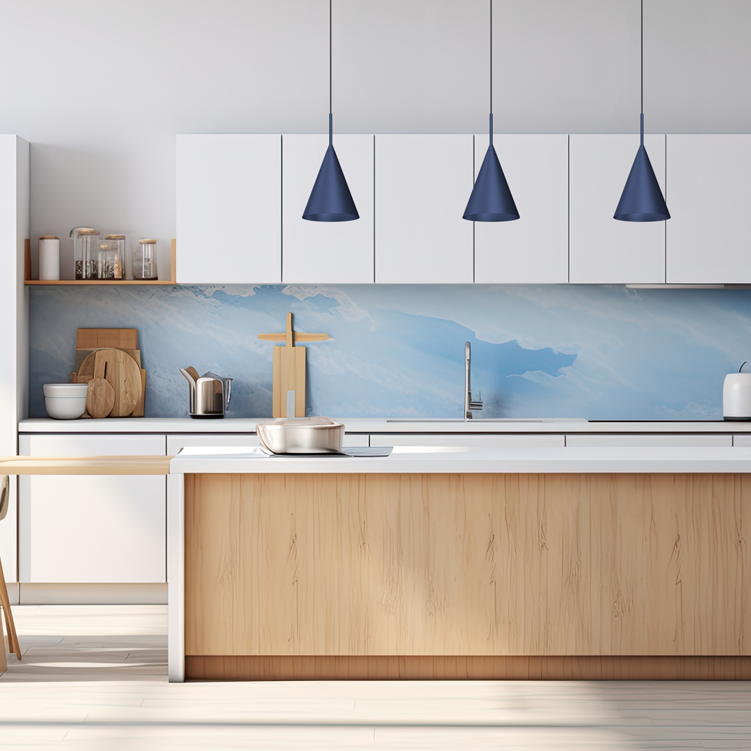Lampa wisząca MiLAGRO Capital Navy Blue w jasnej białej kuchni nad stołem - aranżacja