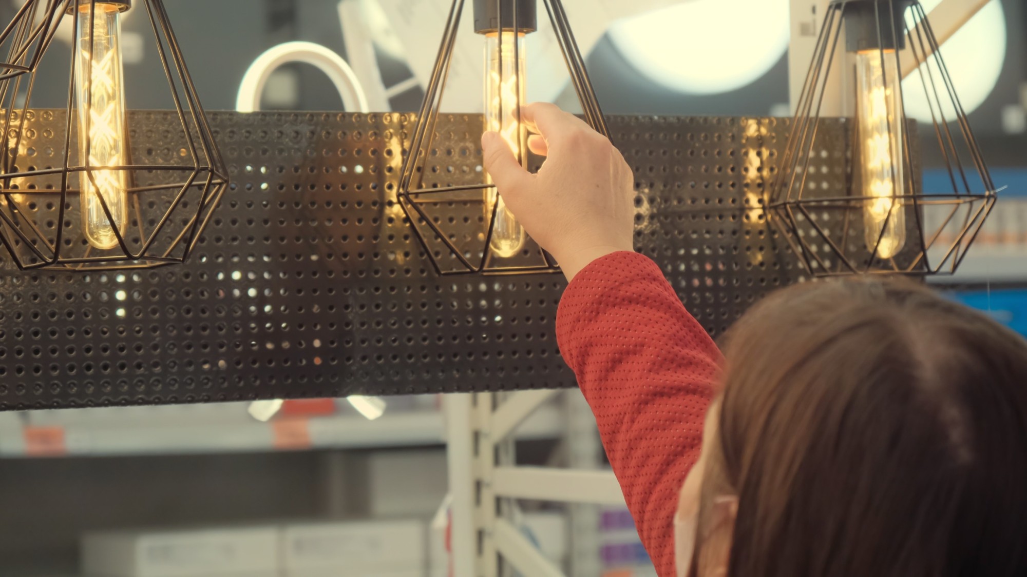 Lampa z żarówką o barwie ciepłej