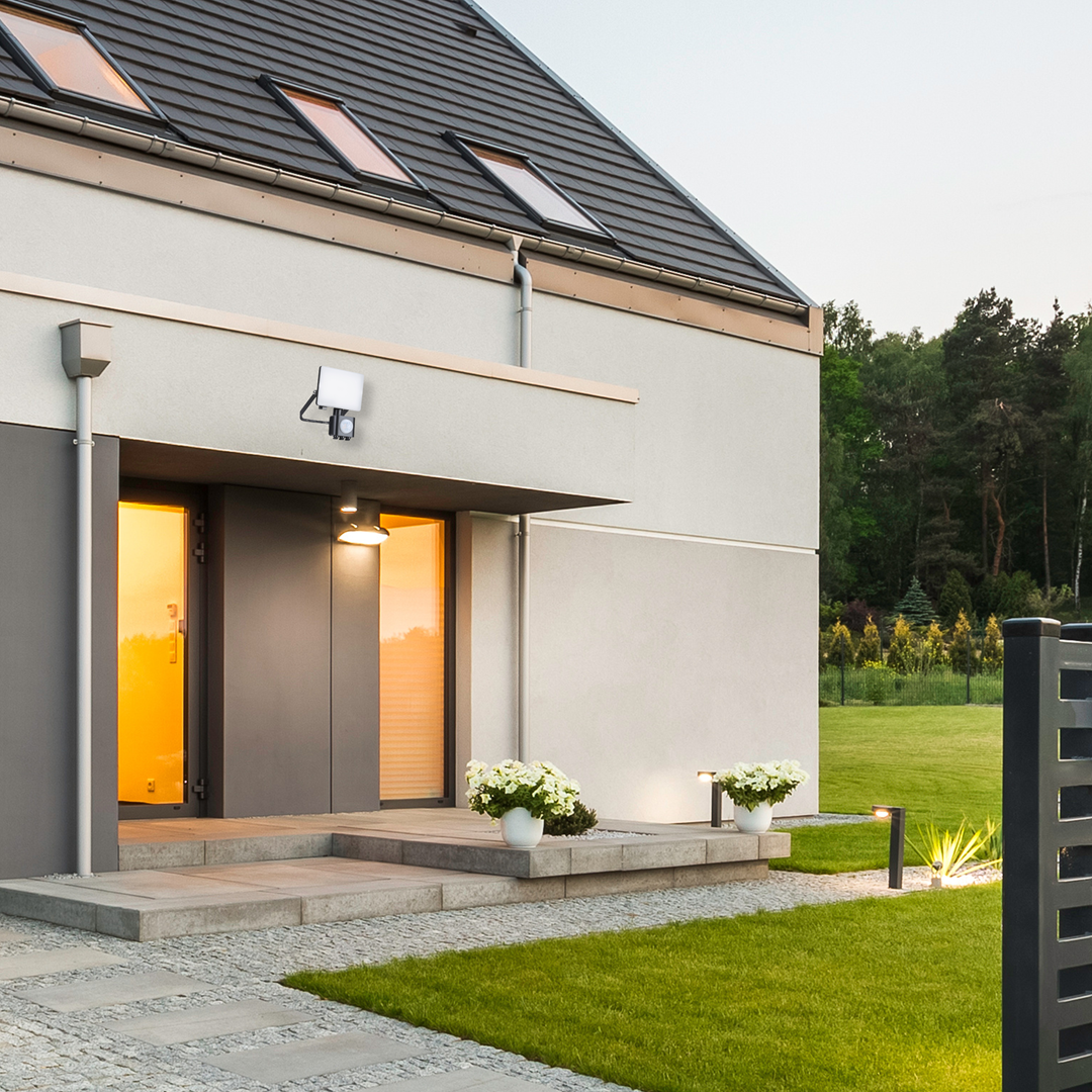 Naświetlacz LED Eko-Light nad wejściem do domu