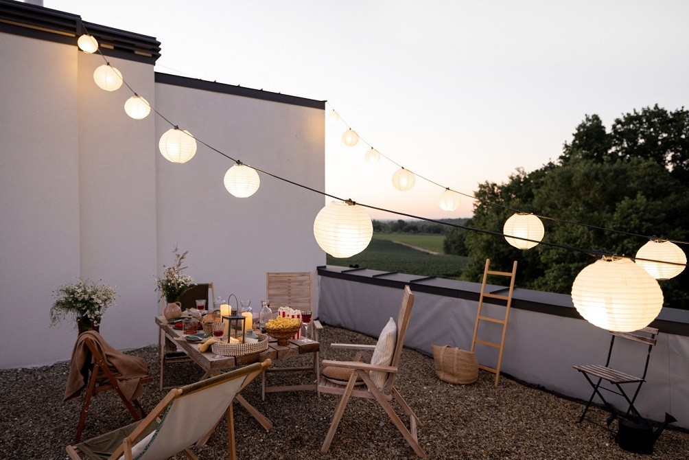 Taras oświetlony girlandami