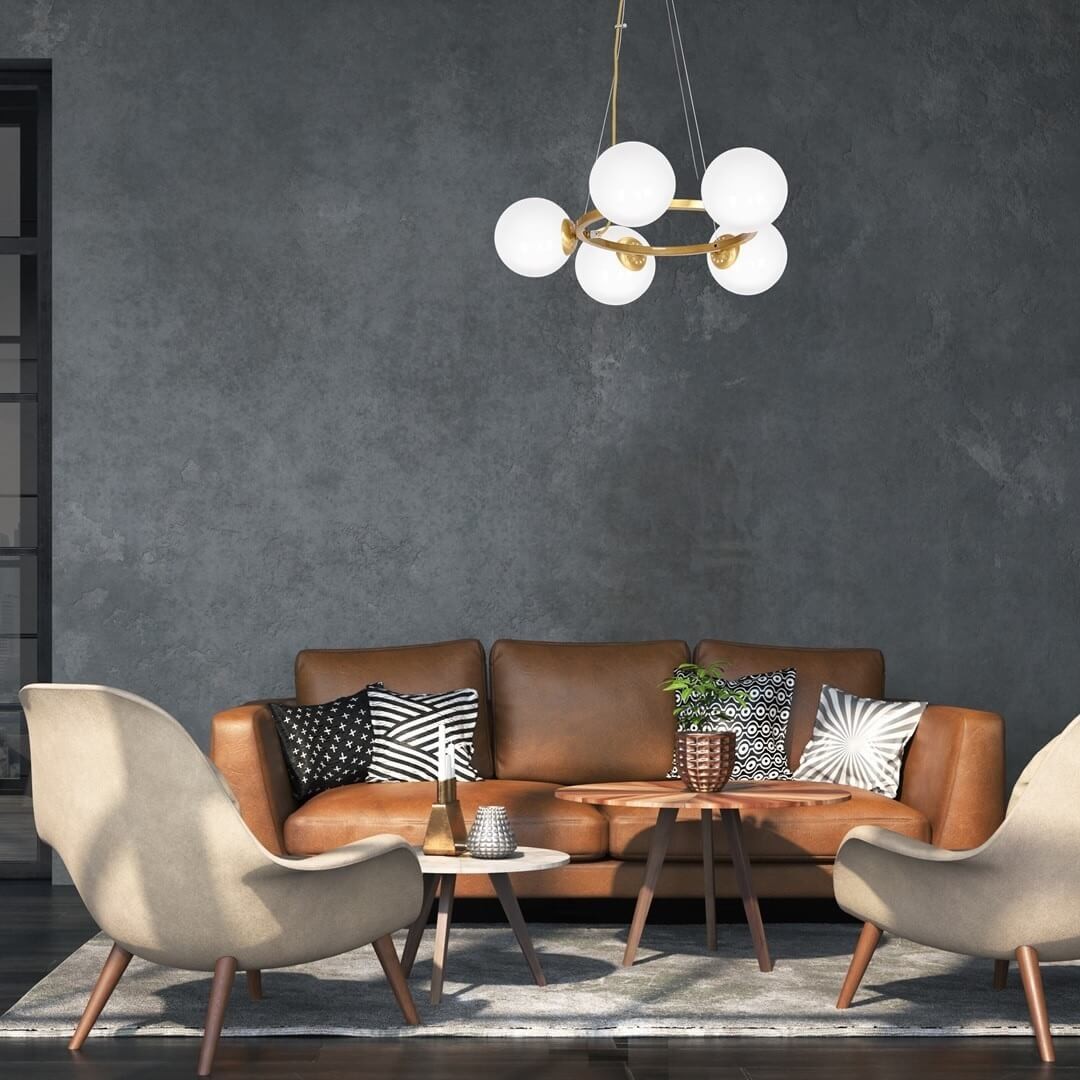 Szklane kule na złotym okręgu w salonie