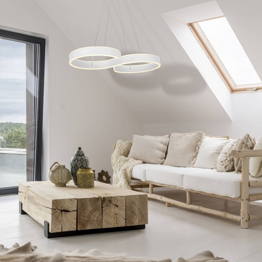 Biała lampa w salonie w stylu rustykalnym