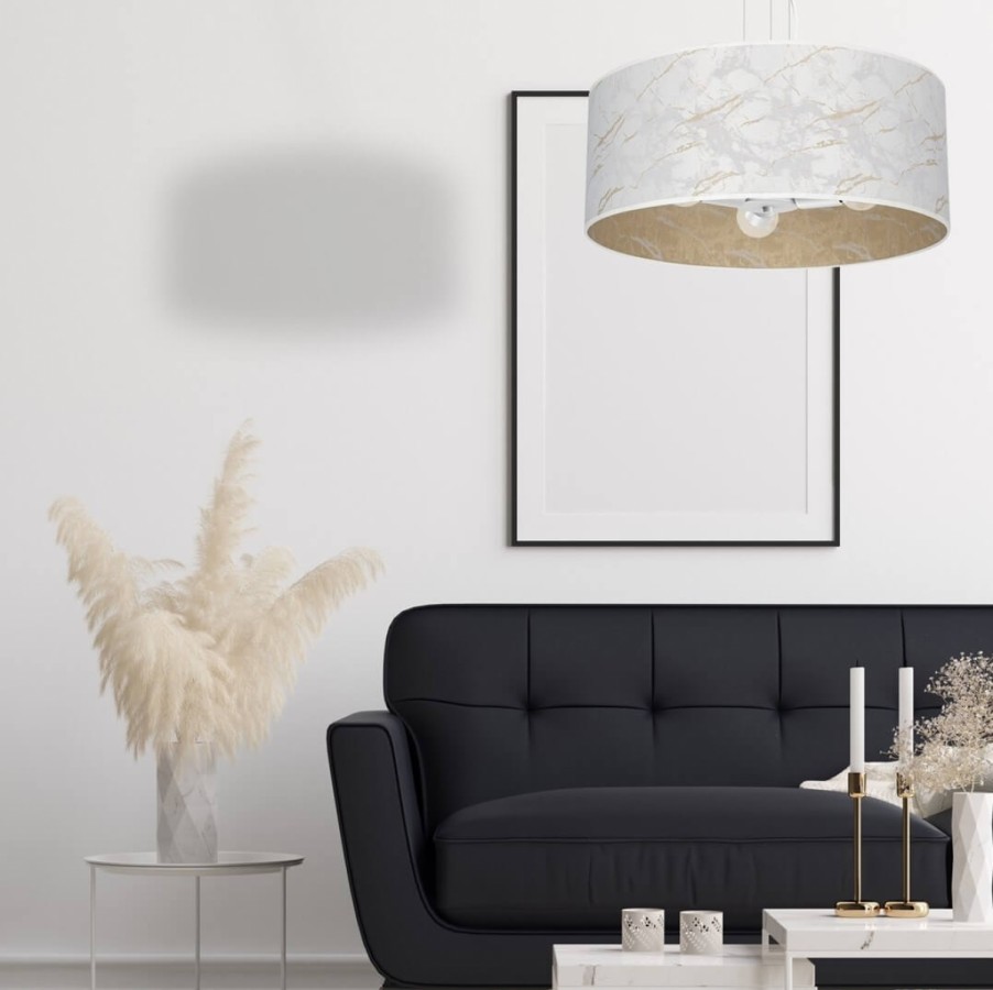 Biała lampa wisząca z efektem marmuru zawieszona w salonie