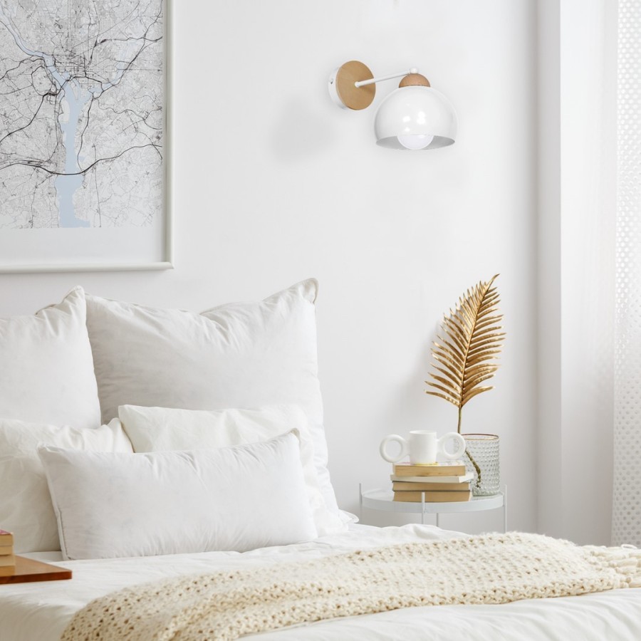 Biały kinkiet - aranżacja w sypialni