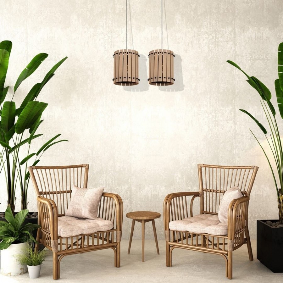 Drewniane lampy wiszące w towarzystwie foteli wiklinowych