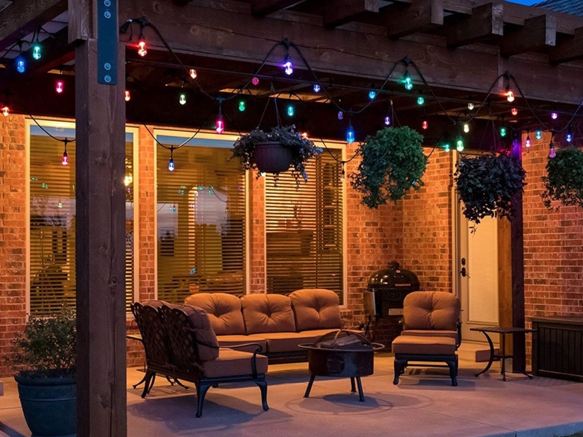 Kolorowa girlanda świetlna zewnętrzna zamontowana na tarasie