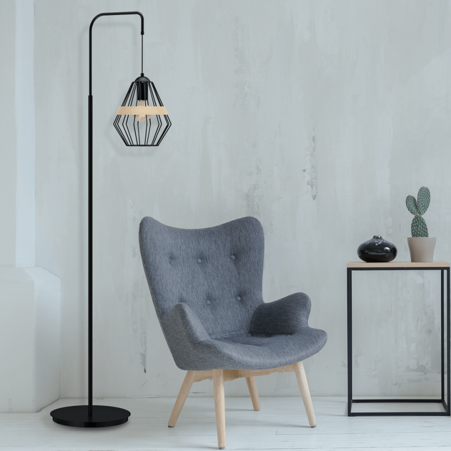 Industrialna lampa stojąca Cliff Black w salonie