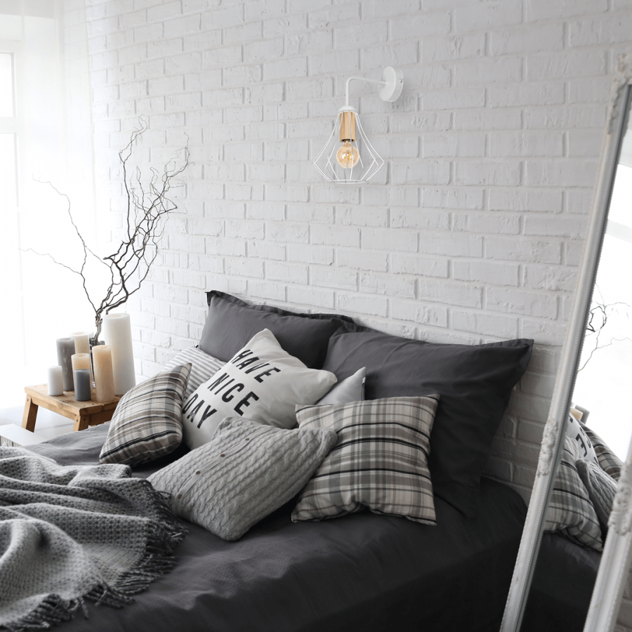 Skandynawski kinkiet metalowy w sypialni nad łóżkiem