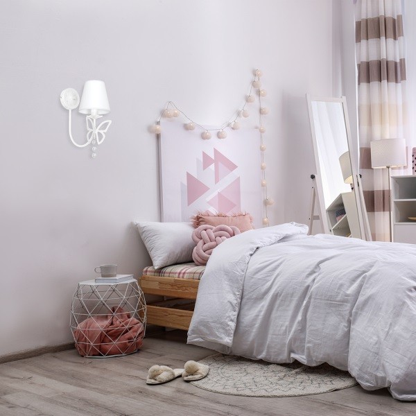 Kinkiet Charlotte White od MiLAGRO w sypialni