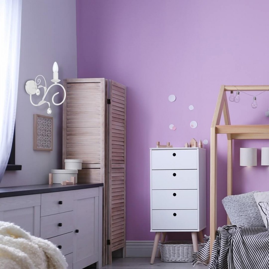 Biały kinkiet Mia w dziewczęcym pokoju