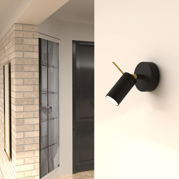 Kinkiet Preston Gold czarny od MiLAGRO przy wejściu do domu