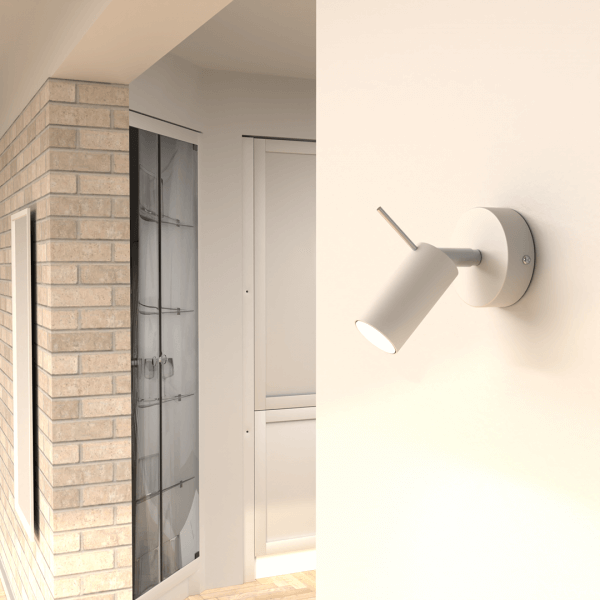 Kinkiet Preston Silver MiLAGRO przy wejściu do domu