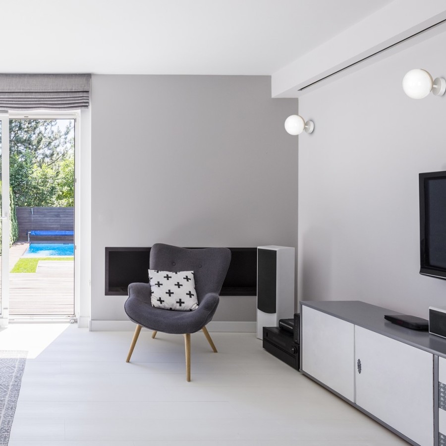 Kinkiety Sfera Wood w salonie