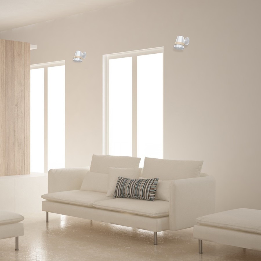 Kinkiety w salonie nad kanapą