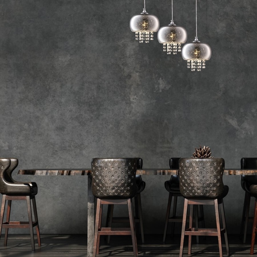 Ozdobna lampa wisząca nad stołem w jadalni