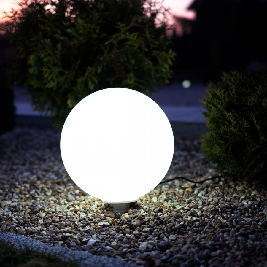 Kula ogrodowa na alejce