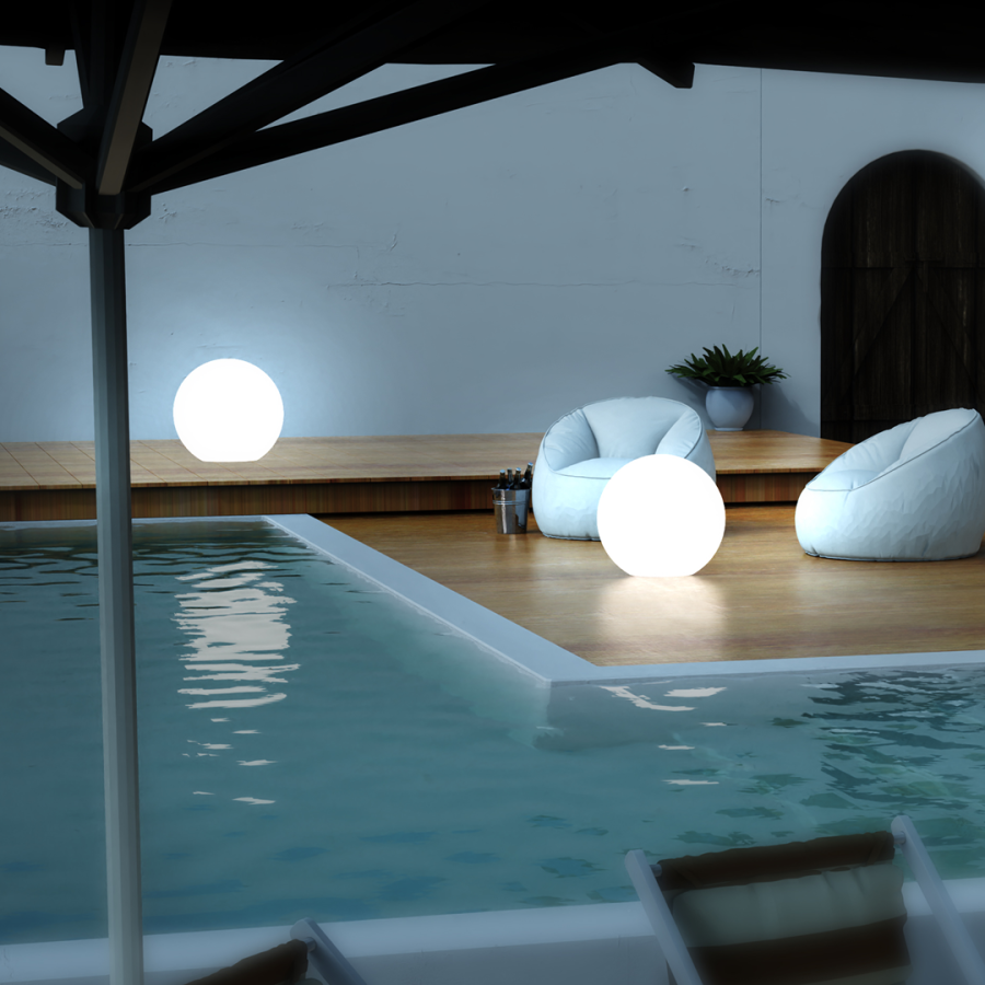 Świecąca kula ogrodowa przy basenie