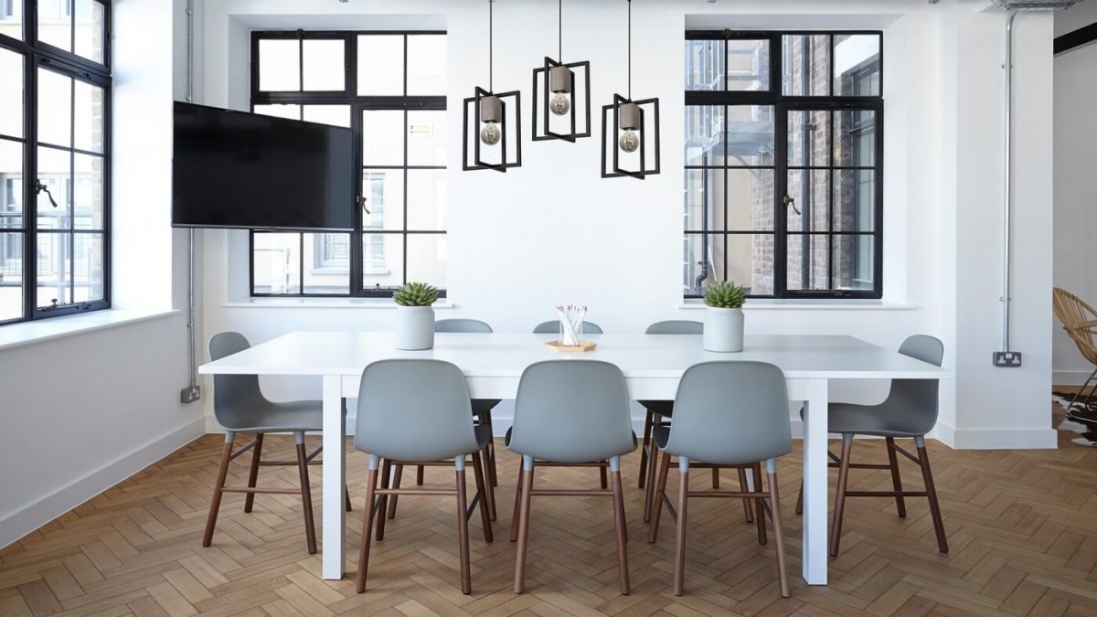 Lampa wisząca do kuchni z trzema źródłami światła nad stołem 