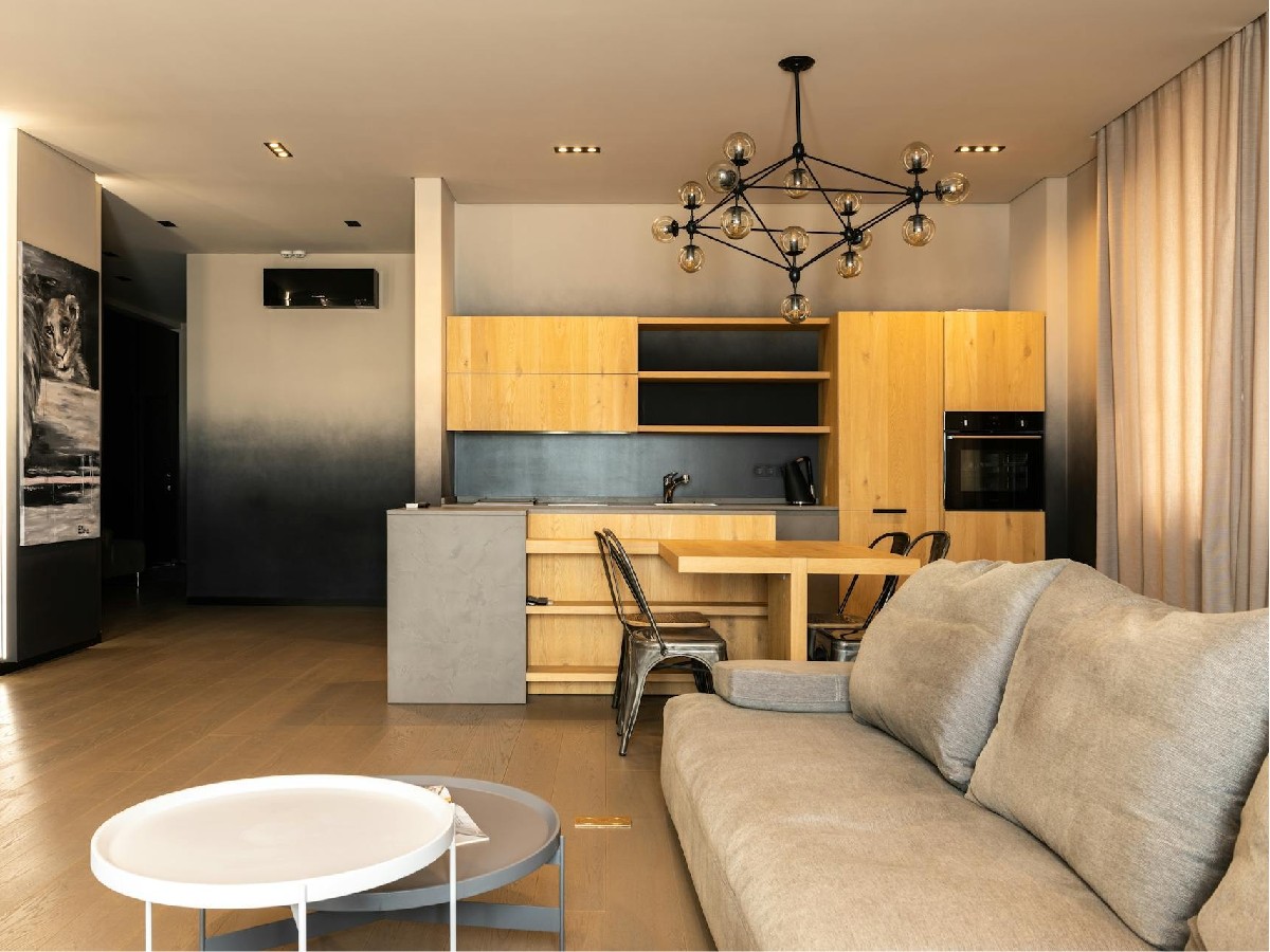 Lampa loftowa typu pająk w salonie