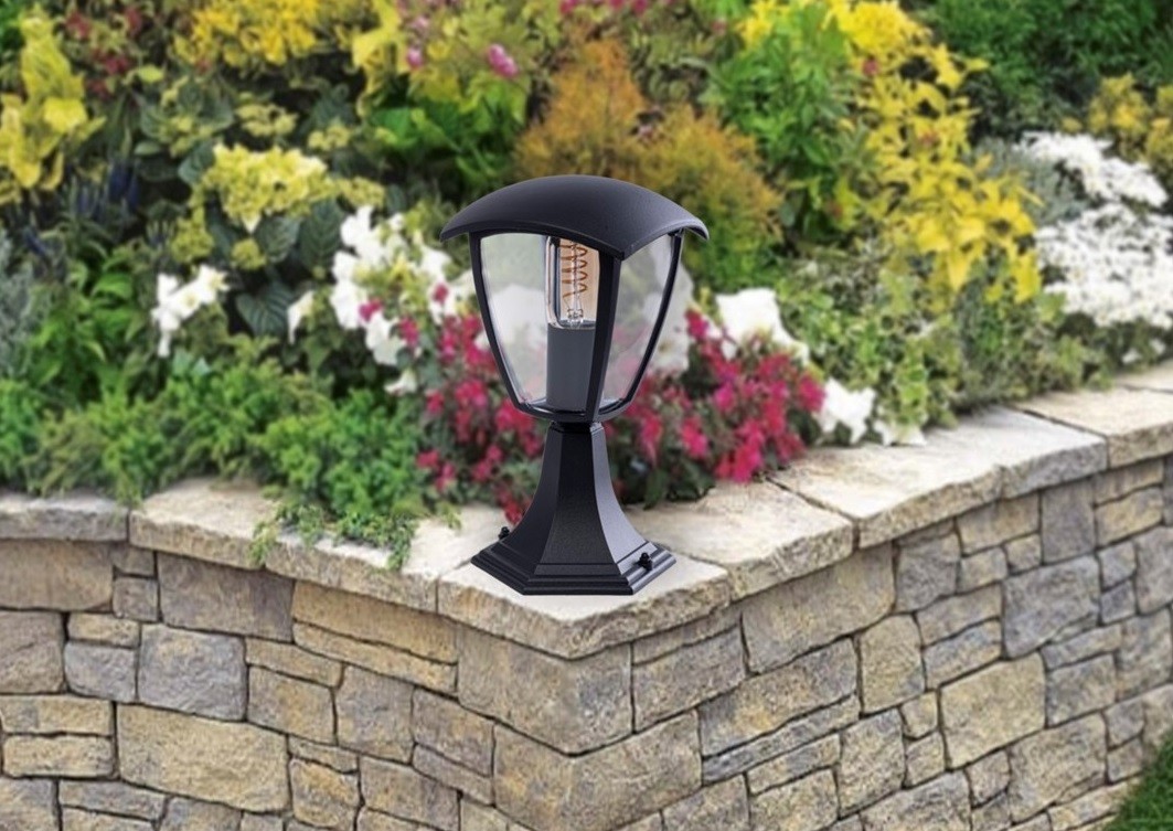 Lampa stojąca Fox Black w ogrodzie