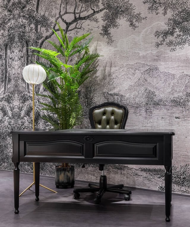 Stojąca lampa podłogowa MiLAGRO  w biurze