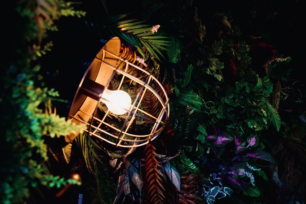 Druciana lampa w stylu przemysłowym w ogrodzie