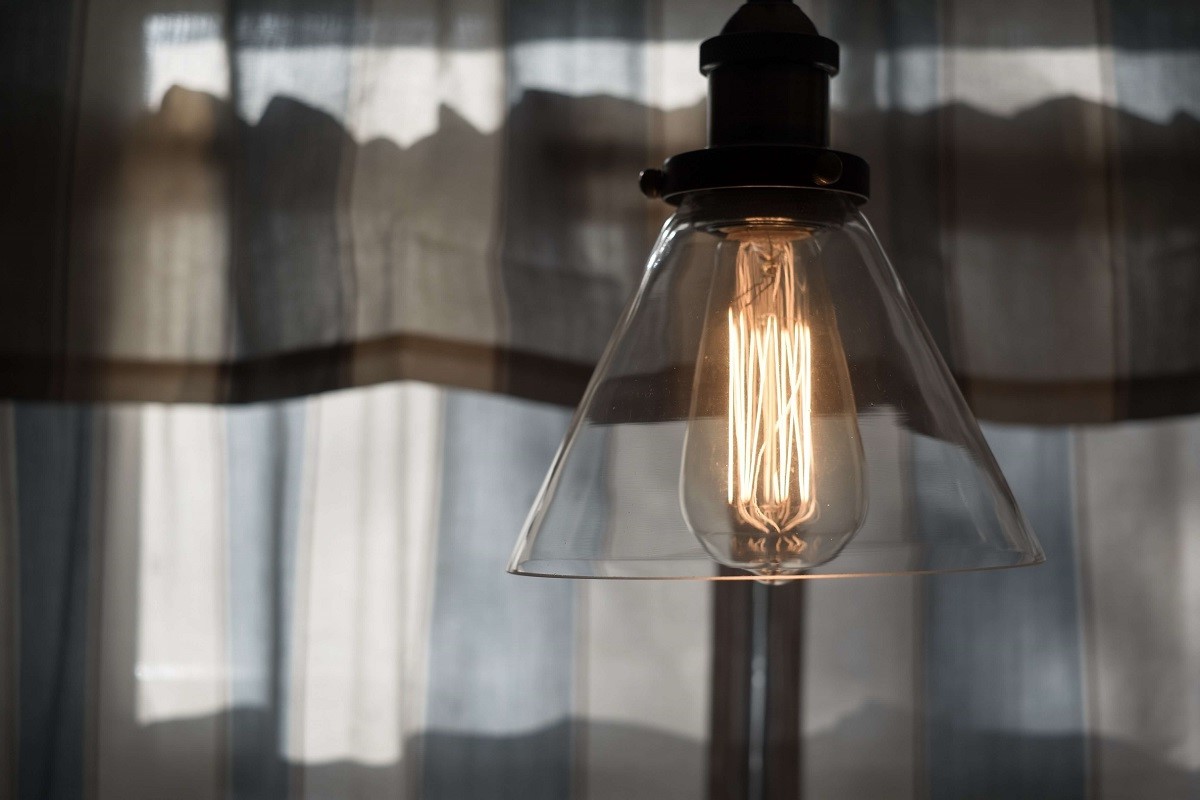 Lampa w stylu przemysłowym ze szklanym kloszem