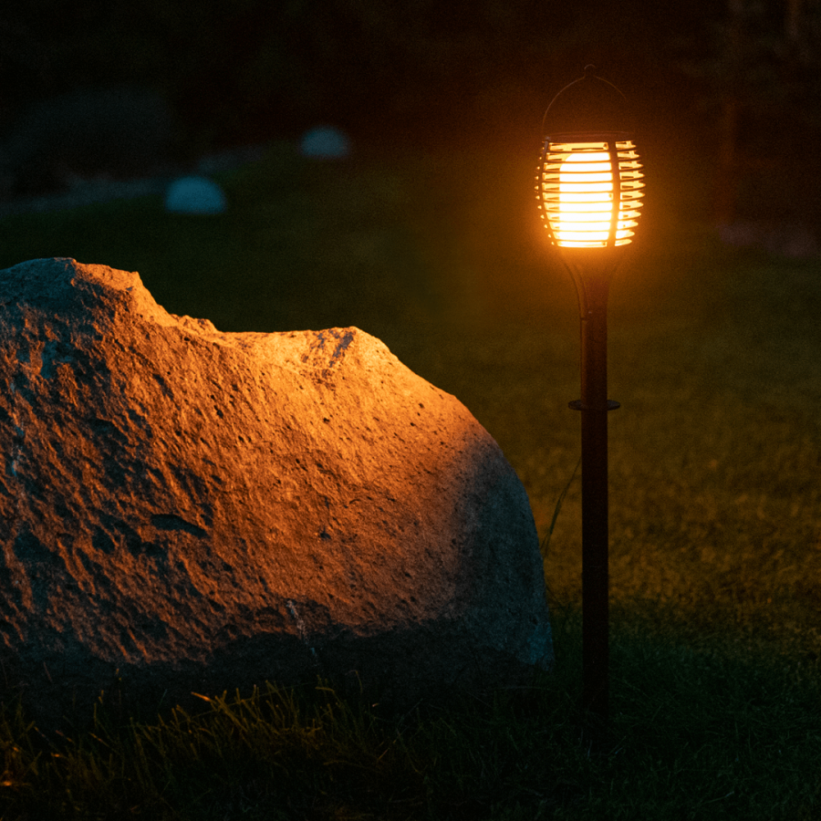 Lampa solarna imitująca płomień