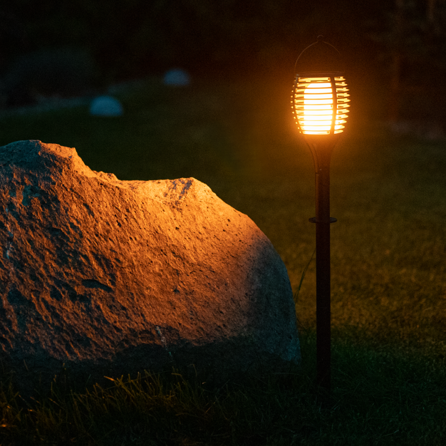 Lampa solarna w ogrodzie