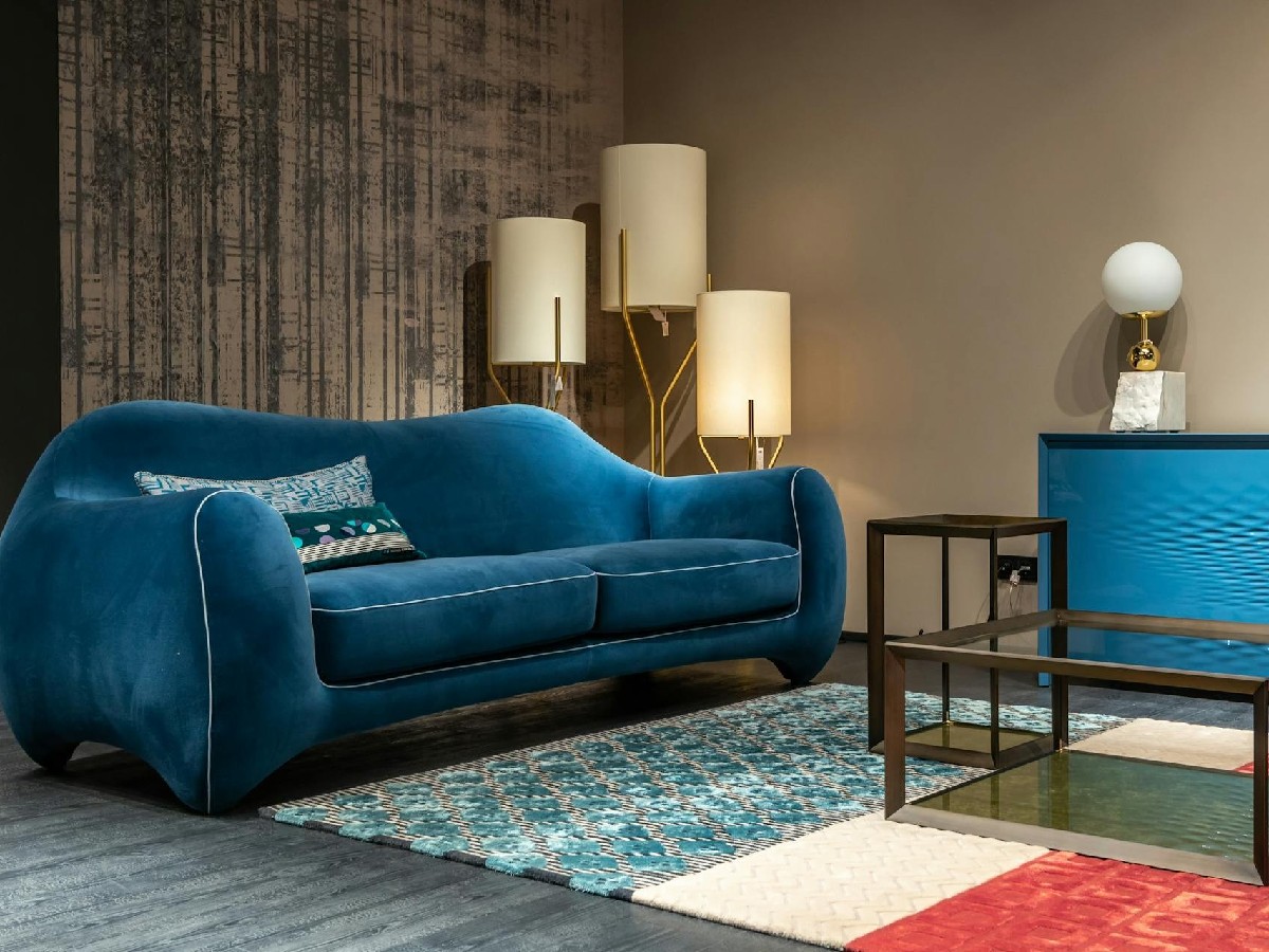 Lampa stojąca podłogowa loftowa w salonie za kanapą