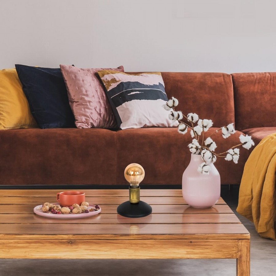 Lampa stołowa z widocznym żródłem światła