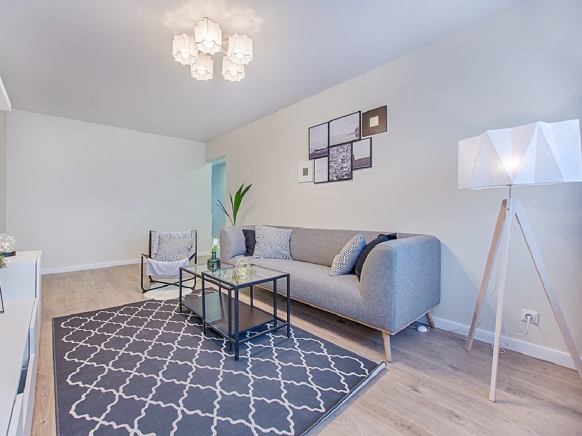 Lampa sufitowa i lampa podłogowa w stylu glamour w salonie