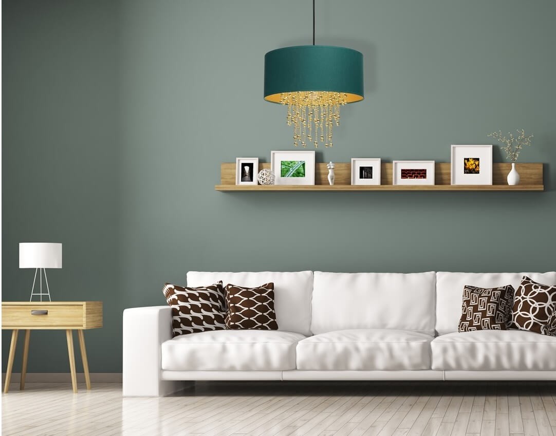 Zielono-złota lampa wisząca w salonowej aranżacji