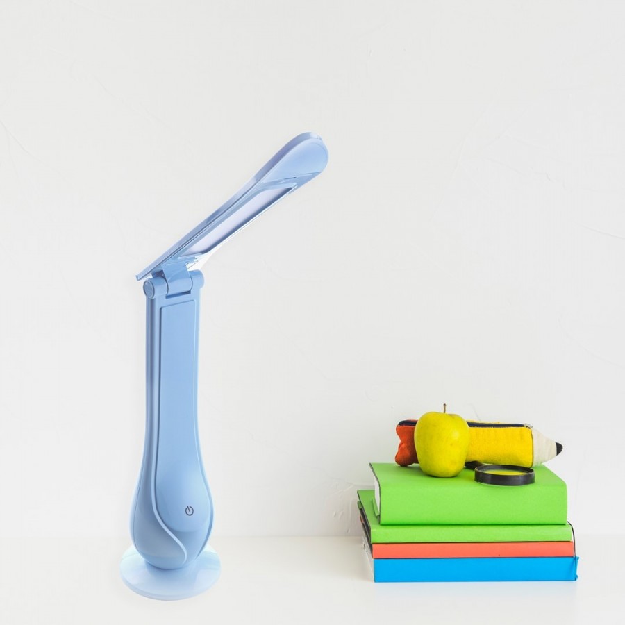 Niebieska lampa biurkowa do pokoju dziecięcego