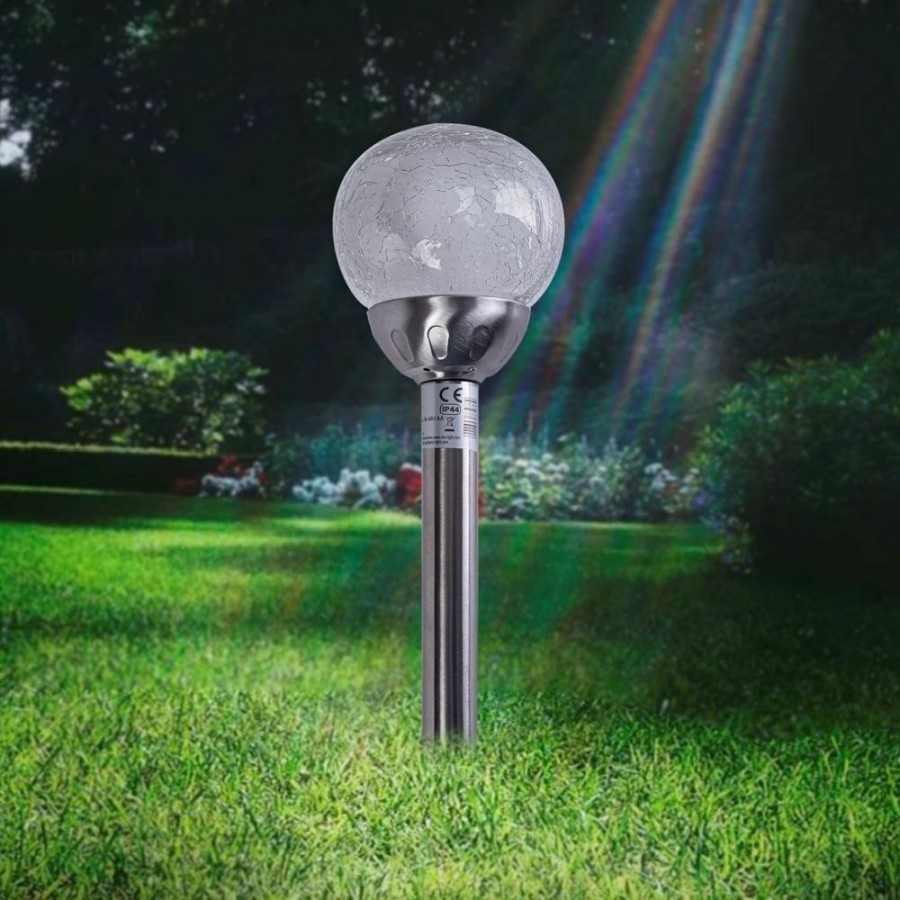 Lampka solarna w ogrodzie