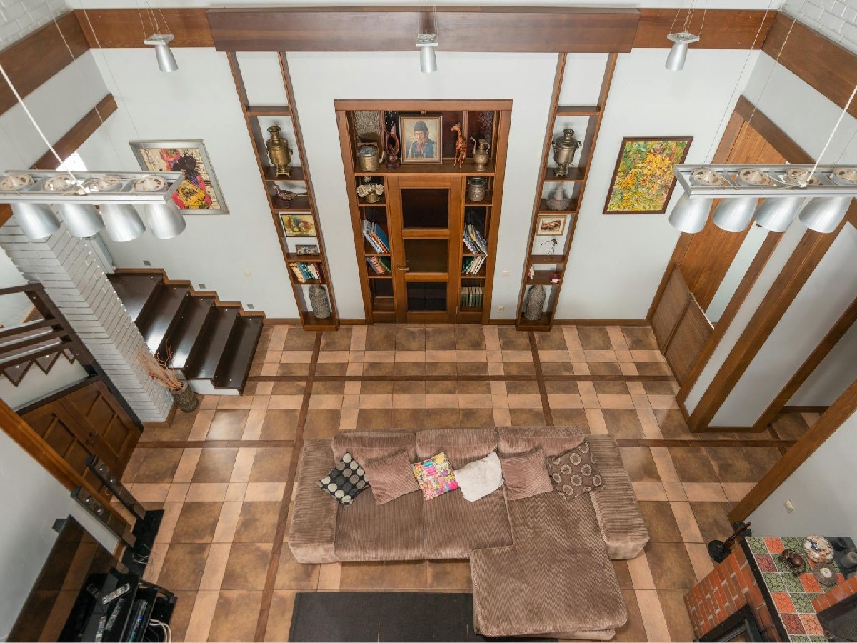 Srebrne lampy loftowe w salonie z wysokim sufitem