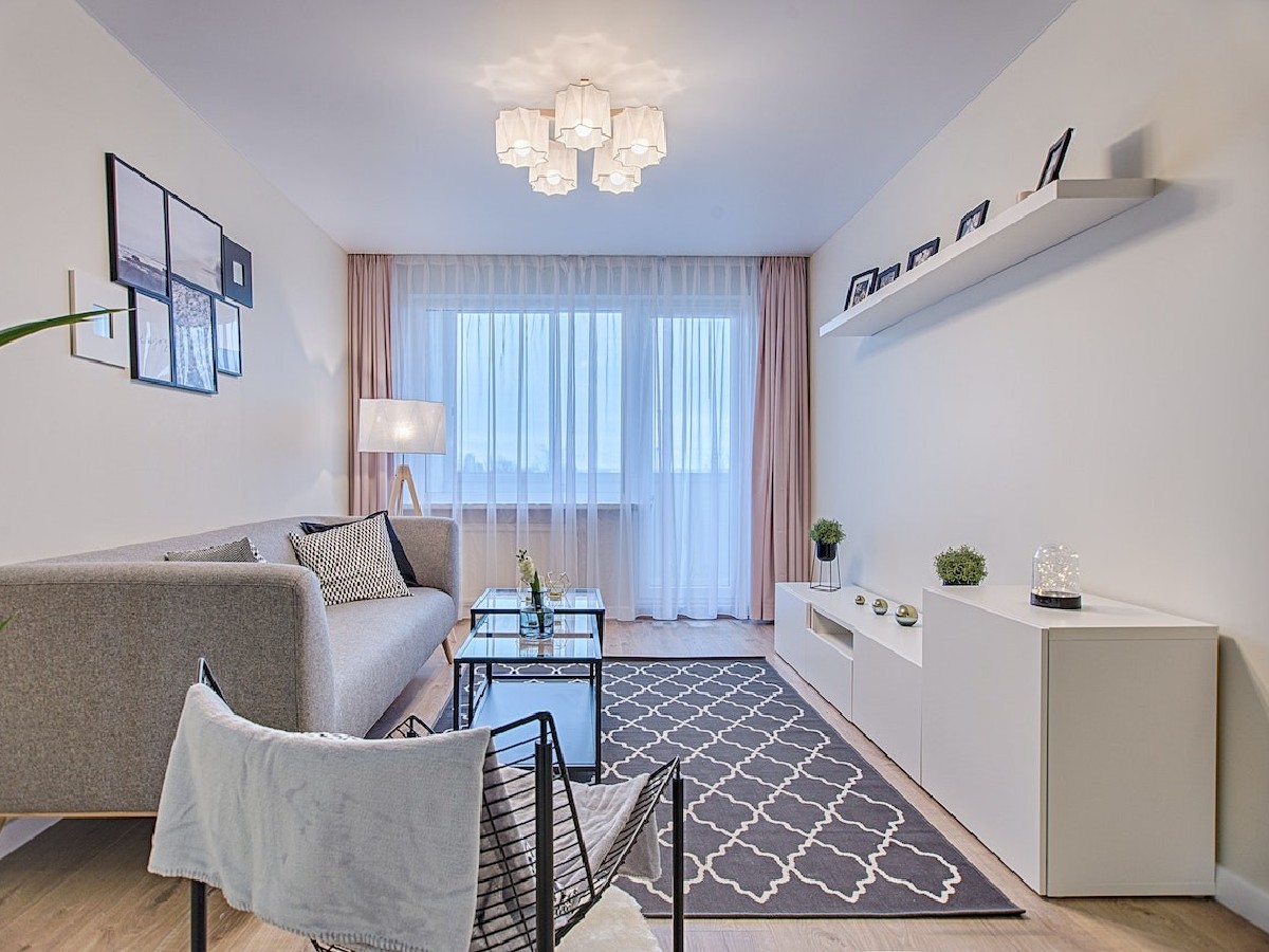 Lampy sufitowe w małym salonie