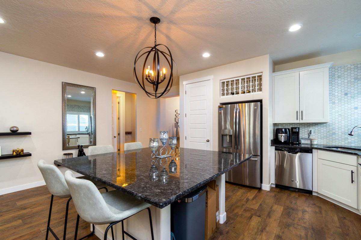 Loftowa lampa wisząca nad stołem w jadalni