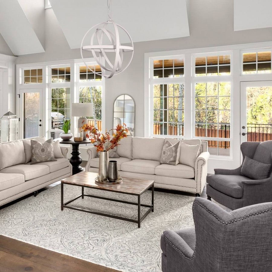 Nietypowe białe oświetlenie salonowe